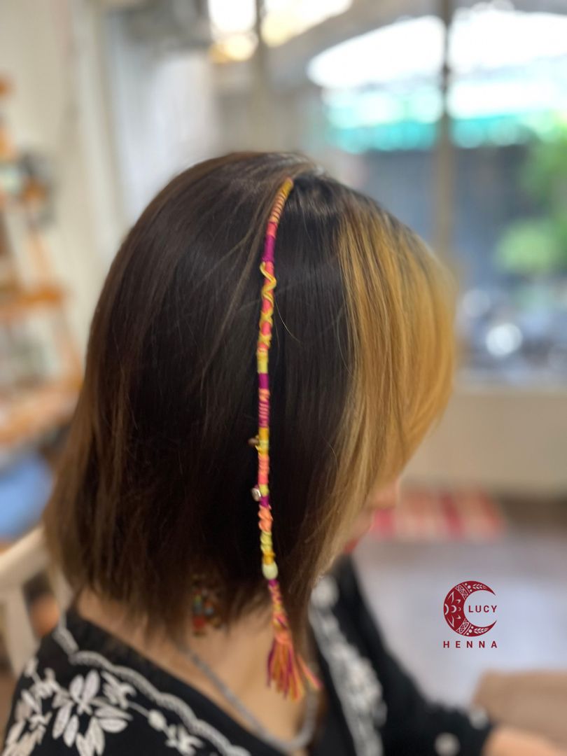 Layanan hairwrap membungkus helai rambut dengan benang warna-warni, hasil rapi dan stylish di Ientau Premium Barbershop