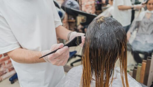 Layanan smoothing rambut pria atau wanita agar rambut halus, lurus, dan mudah diatur di Ientau Premium Barbershop